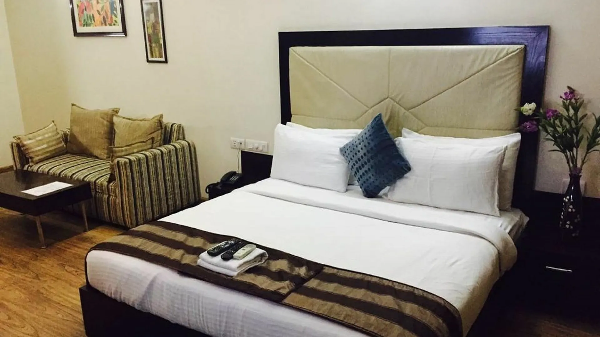Amazone Holidays Guest House Гургаон Отель