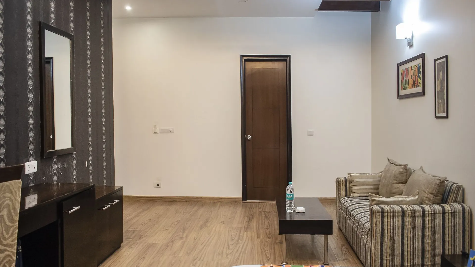 Amazone Holidays Guest House Гургаон Отель