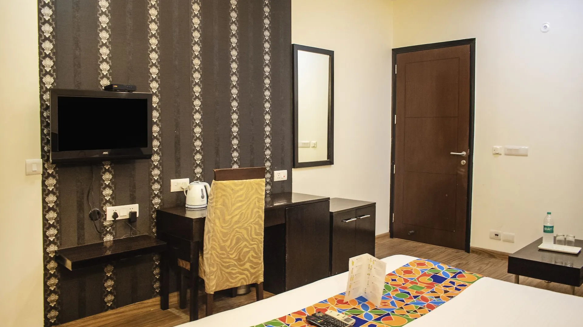 Amazone Holidays Guest House Гургаон Отель